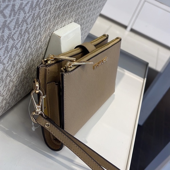 MICHAEL KORS LARGE DOUBLE ZIP WRISTLET WALLET PHONE CASE CLUTCH 
Camel
NWT - Picture 6 of 16